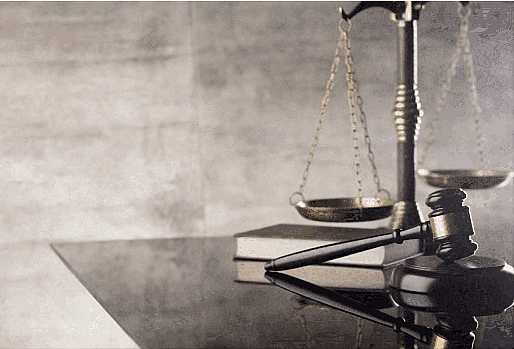 Adana'da müvekkiline hukuki danışmanlık sunan deneyimli avukat