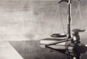 Adana'da müvekkiline hukuki danışmanlık sunan deneyimli avukat